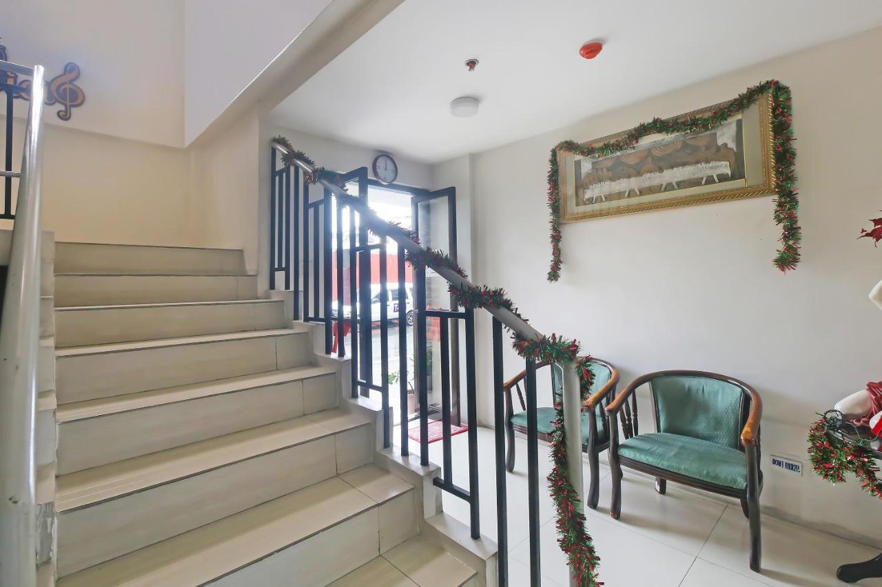 OYO 896 Silverio Suites Manila Exterior foto